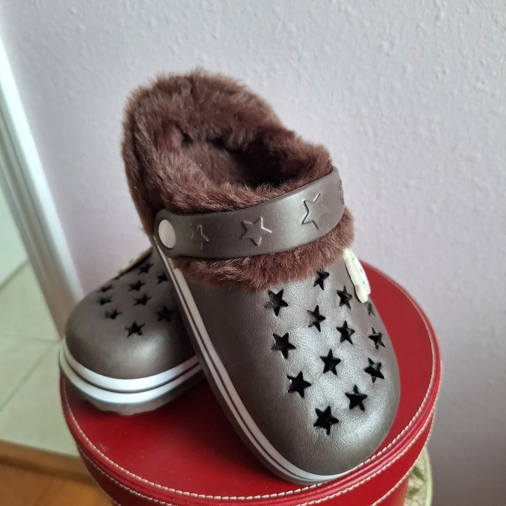 Brown Star Cutout Clogs with Fur Lining